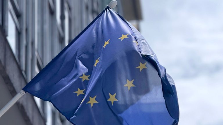 Zastava Europske unije ispred moderne zgrade u Bruxellesu