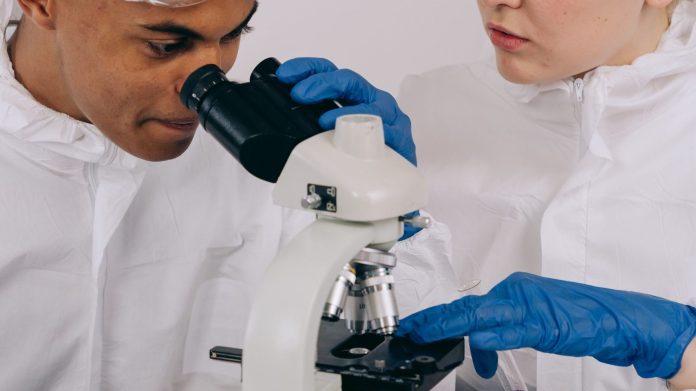 Dvoje znanstvenika radi s mikroskopom u laboratoriju