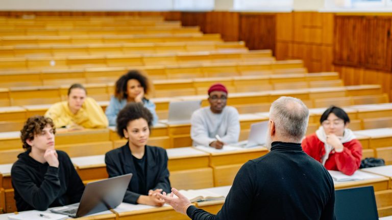 Profesor pred studentima u sveučilišnoj predavaonici