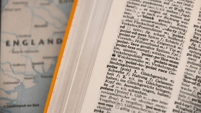 Otvoreni rječnik s gusto otisnutim natuknicama