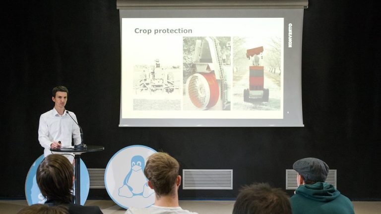 Predavač govori publici tijekom stručnog seminara