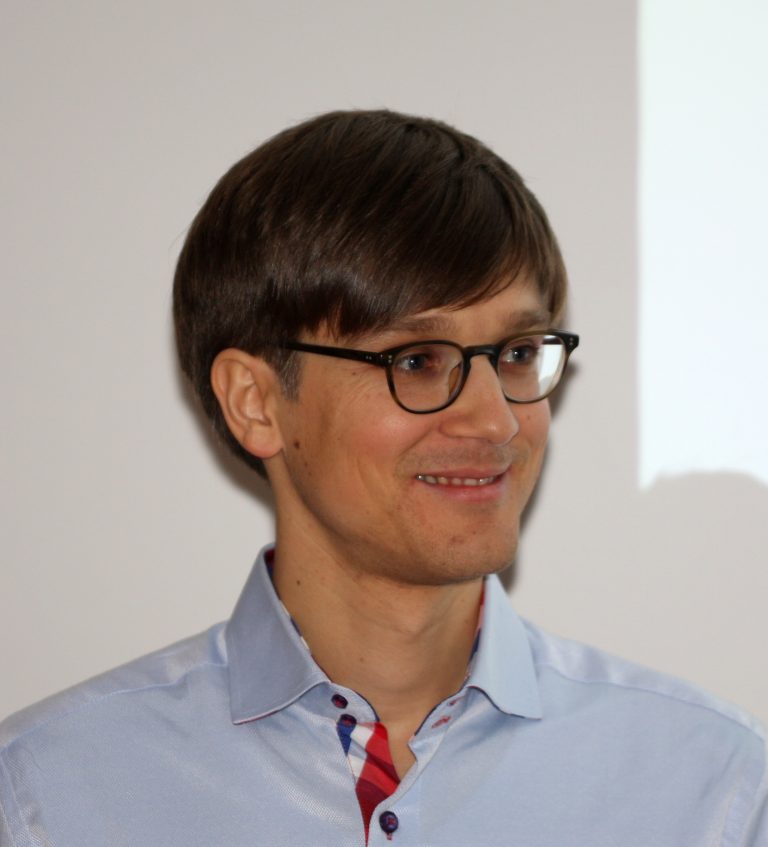 Jure Leskovec govori na predavanju u Institutu Jožef Stefan u Ljubljani 2016. godine