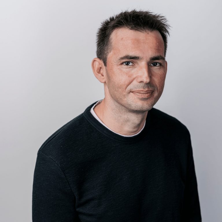 Mislav Malenica, osnivač tvrtke Mindsmiths, portret na svijetloj pozadini