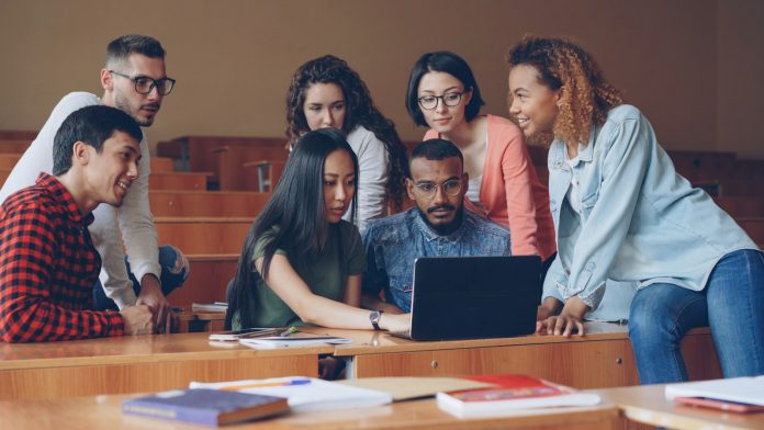 Studenti zajednički promatraju zaslon prijenosnog računala