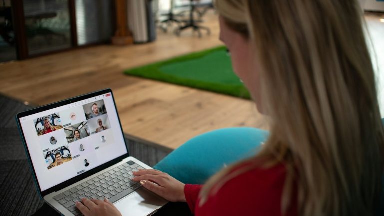 Žena koristi laptop tijekom videokonferencije